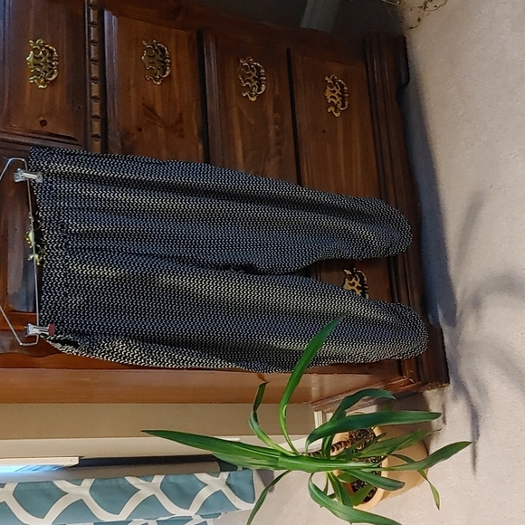 Women's Black & White Capris - Picture 2 of 7